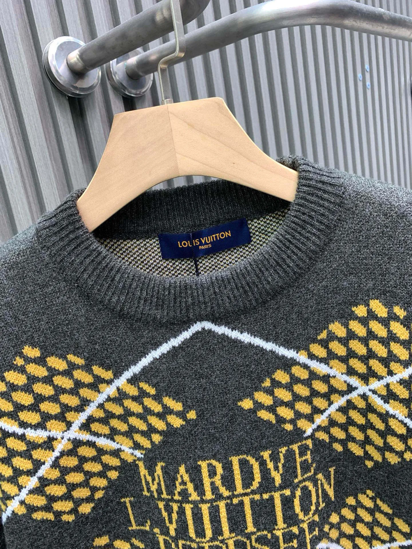 🅿️400 🀄️ Louis Vuitton 💥𝗟𝗩 | 𝟮5𝘀𝘀New ing This graphic jumper stands out with the collection’s Damier Argyle pattern Made from heavy yellow-gray knitted jacquard Fabric with a chic texture This heritage-inspired design reinterprets the iconic House Damier in a retro plaid pattern Marque on the chest 1.V*itton De💰*sée pattern This vibrant piece adds a bold accent to everyday looks Regular fit All-over Damier Argyle Jacquard Marque 1.Vu*tt*n De💰osée Center front Ribbed collar Cuffs and hem Unisex
